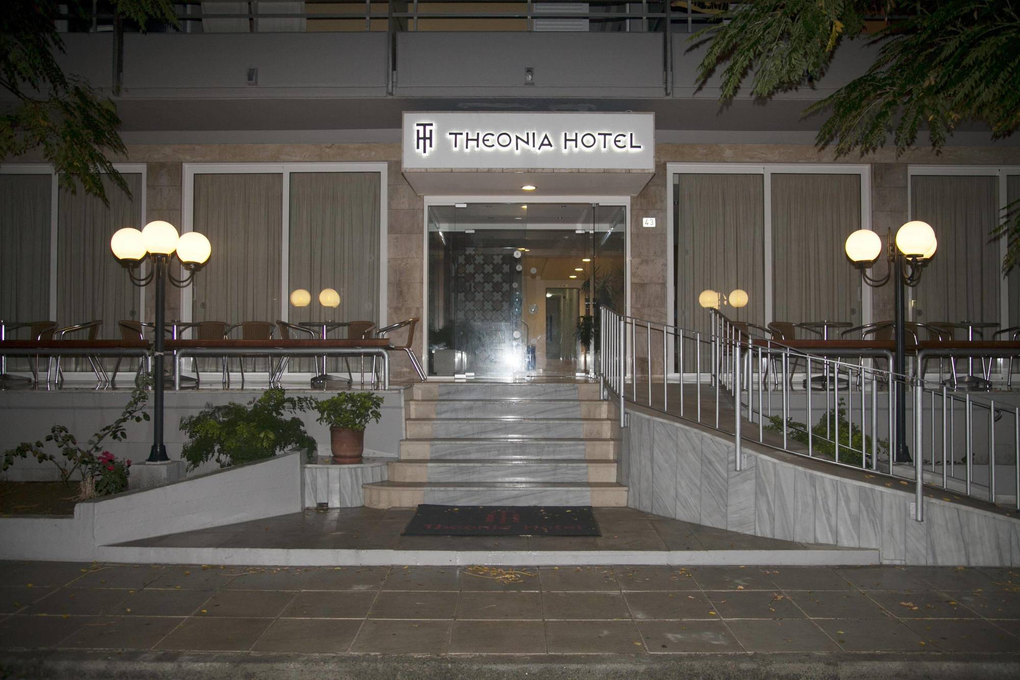 Hotel Theonia 2*